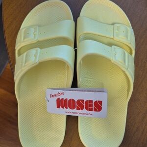 NWT Freedom Moses Slides Yellow